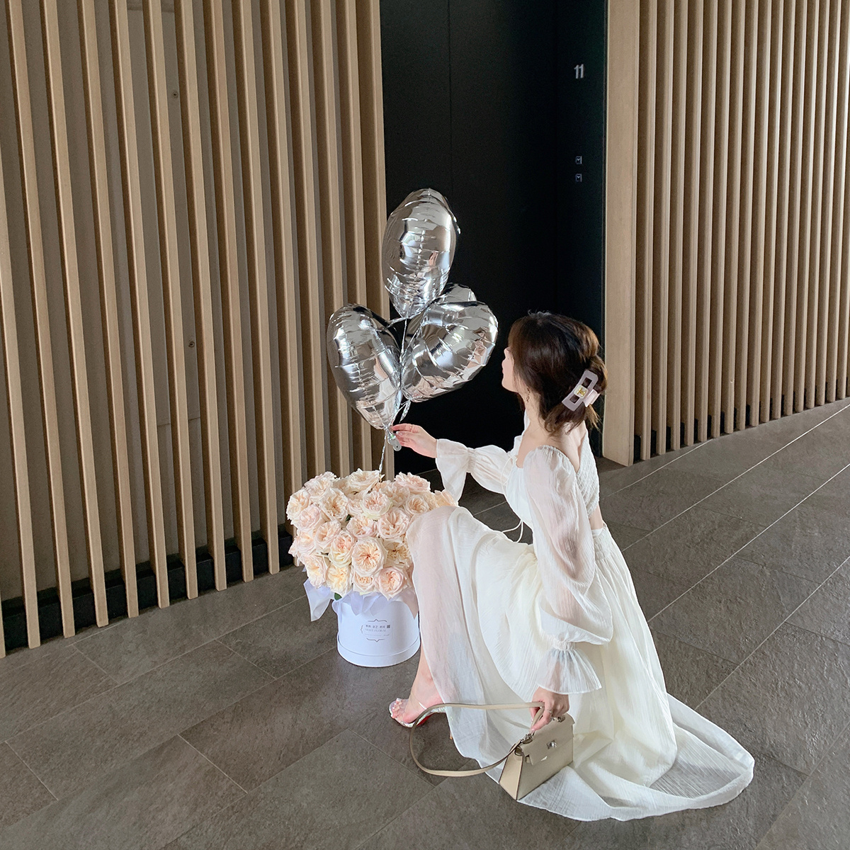 Women's Square Neck White Bubble Sleeved Dress With Waistband Length — изображение 4