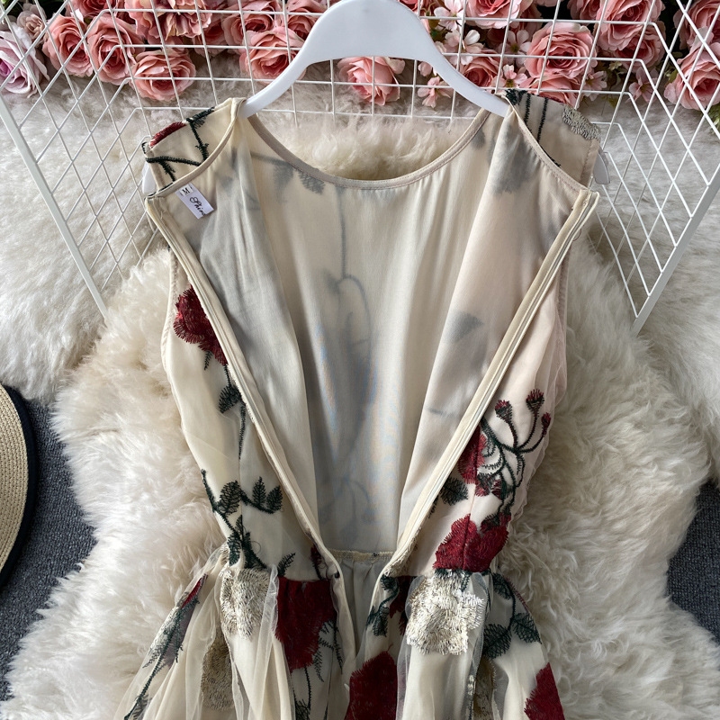 Women's Fashion Retro Mesh Rose Floral Embroidered Round Neck Dress - Image 3