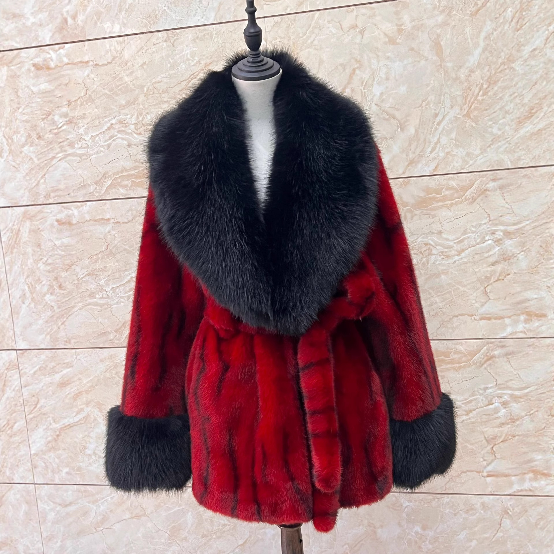 Slim Temperament Women's Fur Coat — изображение 2