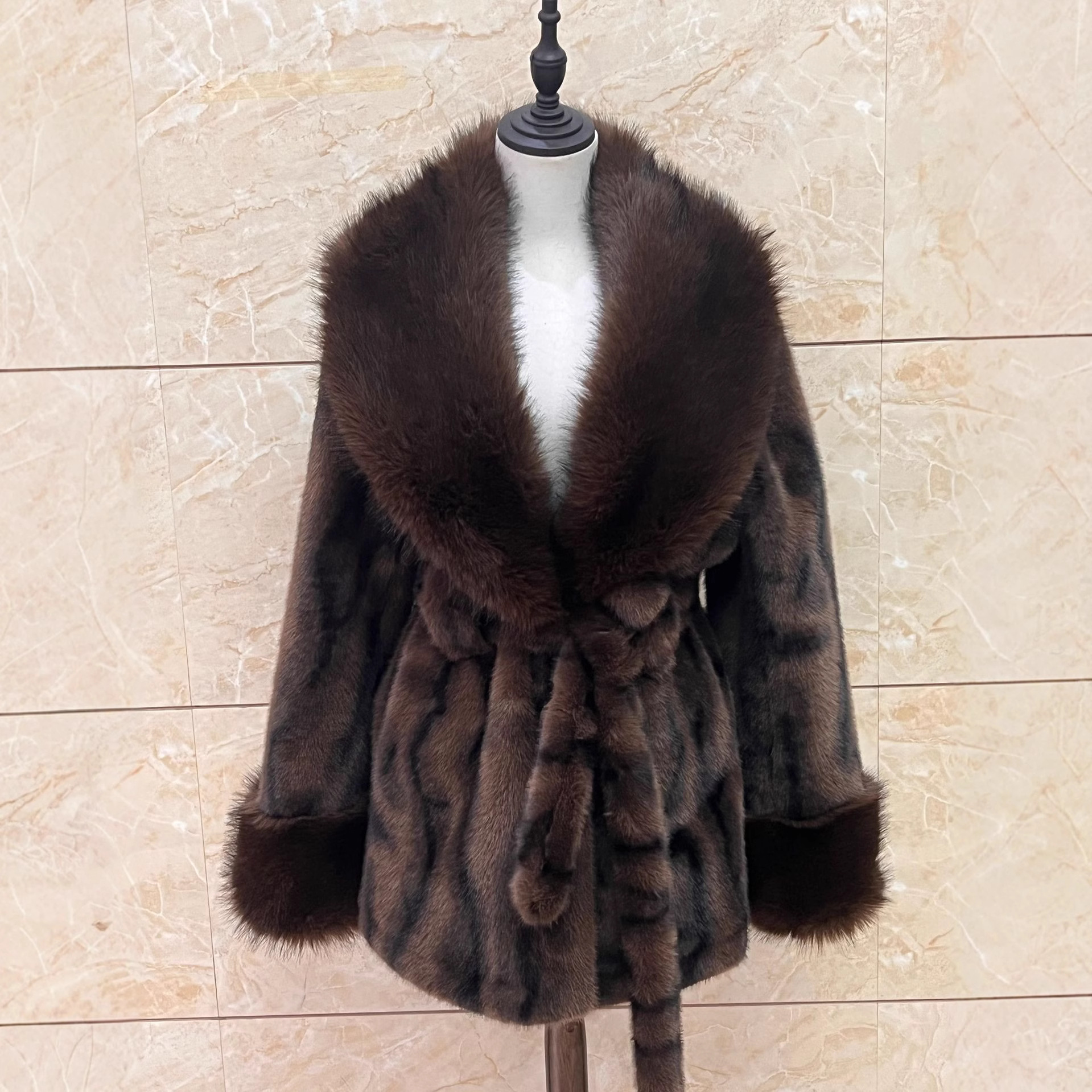 Slim Temperament Women's Fur Coat — изображение 3