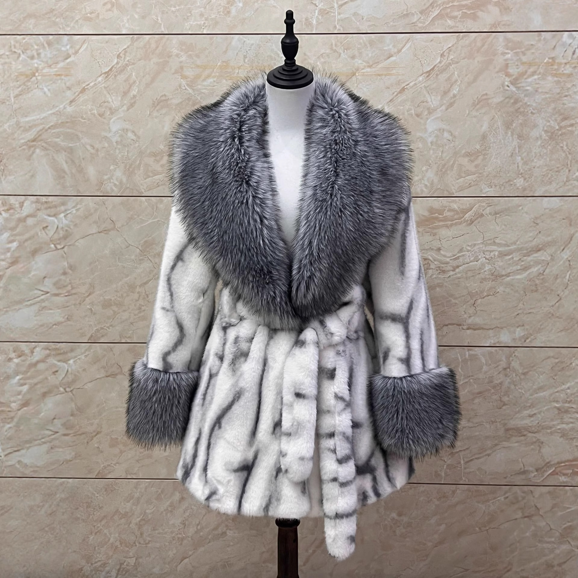 Slim Temperament Women's Fur Coat
