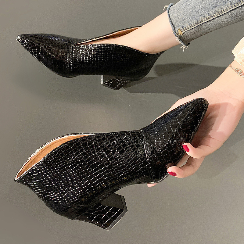 V Cut Women's Fashion Pointed Embossed Chunky Heel Martin Boots - Image 2