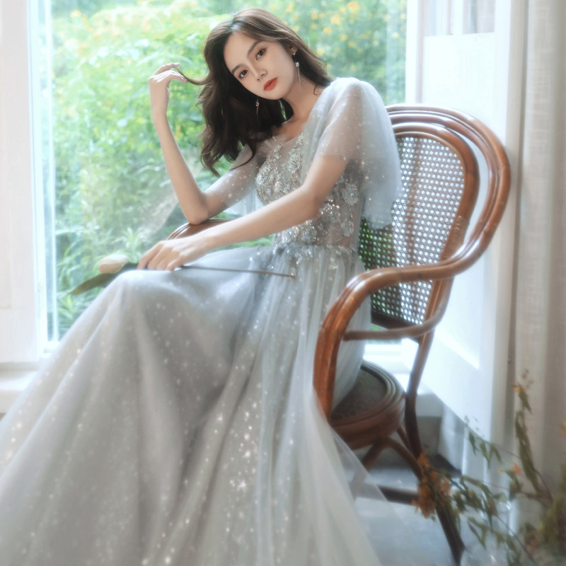 Evening dress is a light and luxurious dress for a banquet – Bild 2