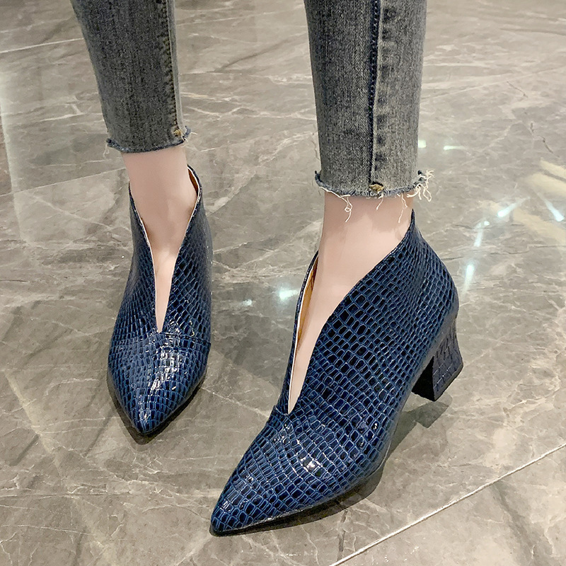 V Cut Women's Fashion Pointed Embossed Chunky Heel Martin Boots - Image 3