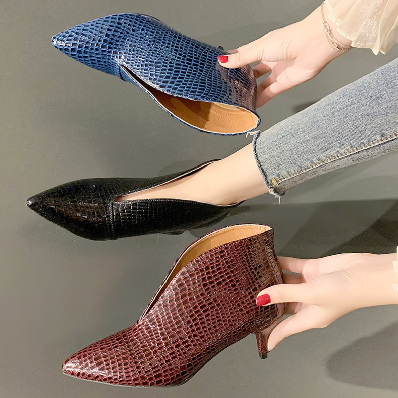 V Cut Women's Fashion Pointed Embossed Chunky Heel Martin Boots - Image 4