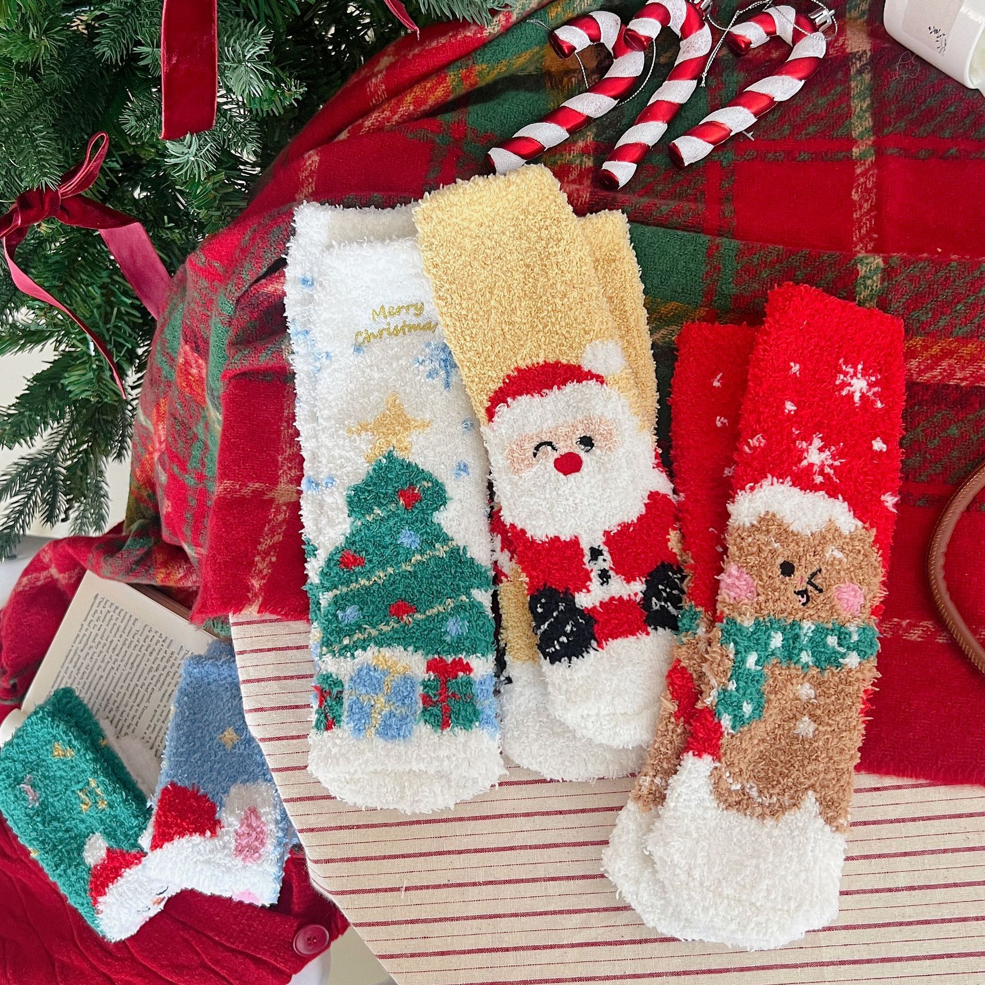 Christmas Lint-free Cute Coral Fleece Thermal Middle Tube Women's Socks - Image 3