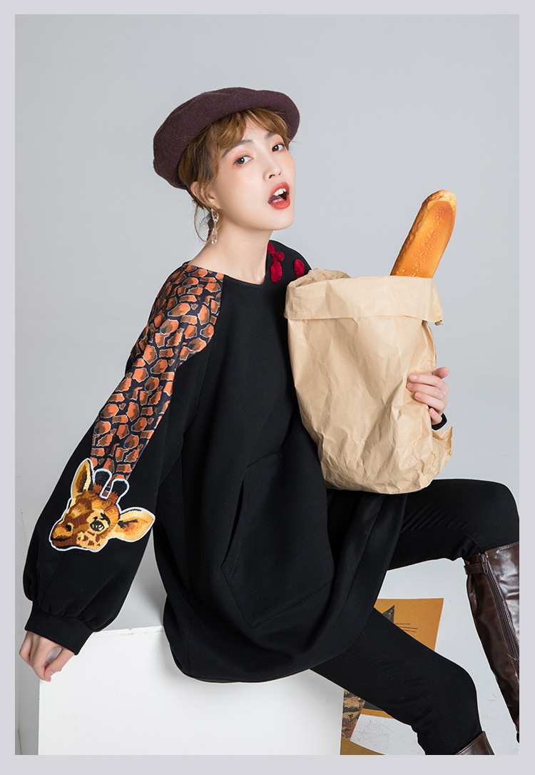 Giraffe slim black sweater