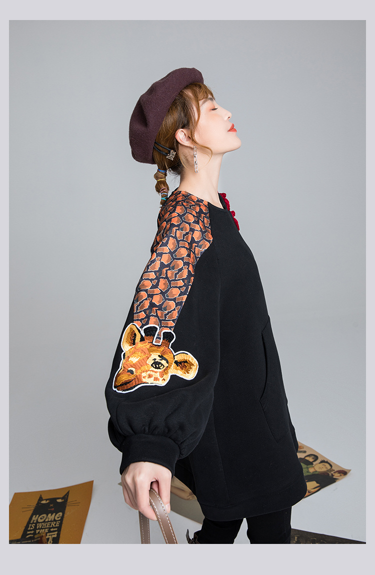 Giraffe slim black sweater - Image 2