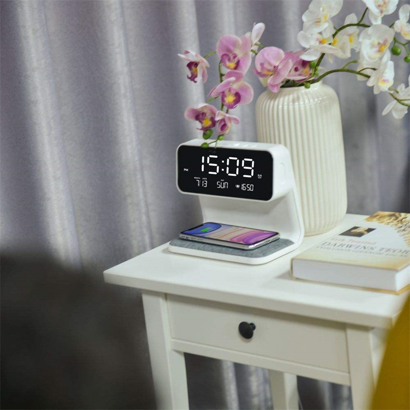 Creative 3 In 1 Bedside Lamp Wireless Charging LCD Screen Alarm Clock Wireless Phone Charger - Image 7